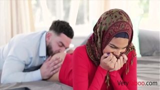 Maya Farrell: Adik Tiri Perawan Berhijab yang Kugilir