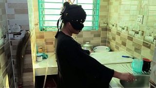 Adik Tiri Berhijab Menggoda di Dapur