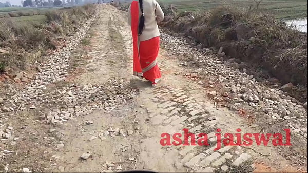 गांव की देसी आंटी अकेली जा रही थी, उसे पटाकर पहली बार जोरदार गाड़ की चुदाई की