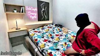 Aku menangkap adik berhijabku lagi kesepian di kamar, dengan penuh gairah kulepaskan hasratku dan memuaskannya hingga tuntas, memenuhi rahimnya dengan kenikmatan.