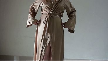 Gadis Indo Toge Gede Pake Jubah Satin Sexy Lagi Colmek