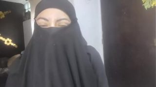 Istri Arab Amatir yang Sangat Bergairah Memancarkan Cairan di Niqabnya Sambil Masturbasi Saat Suami Sedang Sholat