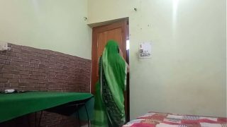Goyangan panas kurir India bikin panas ranjang