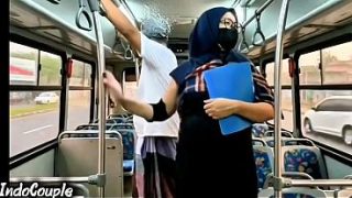 Istri Muslimah pulang sendirian dari kampus naik bus, pria tak dikenal mulai menggila padanya dengan hijab masih terpasang