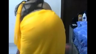 Desi tante seksi menggoda dengan sari yang dibuka perlahan