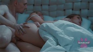 Bokap Tiri Ngentot dan Crot di Dalam Anak Tirinya Jessie Ames di Ranjang Bareng Ibunya?