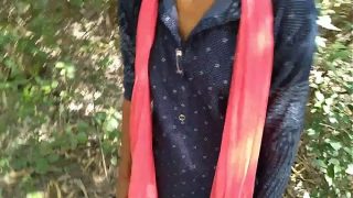 Desi panas di luar ruangan, pacar ngentot gaya doggy keras sama cowoknya
