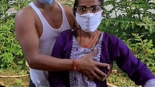 Desi bhabhi padosi ke saath gand marwati hai