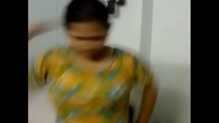 Gadis Desi seksi usai mandi, tubuhnya masih basah dan menggoda