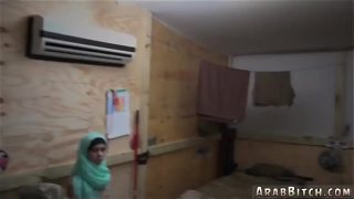 Gadis Arab Muda dan Teman Dekatnya Digoyang Keras oleh Kakak Tiri Sahabatnya