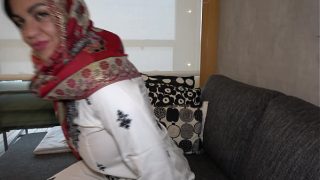 Arab Muslim Ibu Tiri Bergoyang Mesra dengan Anak Tirinya yang Gagah