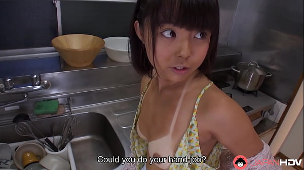 Istri rumah tangga Jepang Tomoyo Isumi yang berkulit sawo matang memberikan layanan mulut tanpa sensor.