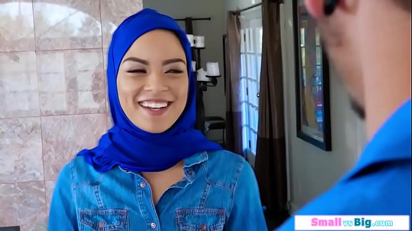 Gadis Arab mungil digilir dua pria besar