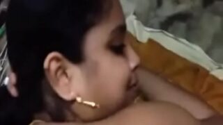 Adik ipar perempuan merintih dalam video seks Bangla yang bikin makin liar.