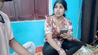 Bhabhi montok bayar pakai memek demi dapat paket