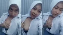 Cewek SMA Berhijab Pamer Payudara di Kamar Mandi Sekolah
