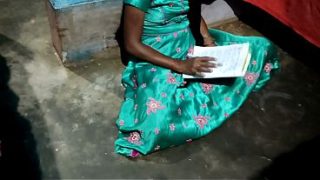 Desi Bhabhi yang Mesra dengan Gurunya Sambil Baca Buku