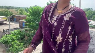 Bhabhi Bhojpuri yang nakal mengoceh mesra dalam bahasa Hindi sambil memberikan kenikmatan total dari tubuhnya yang menggairahkan
