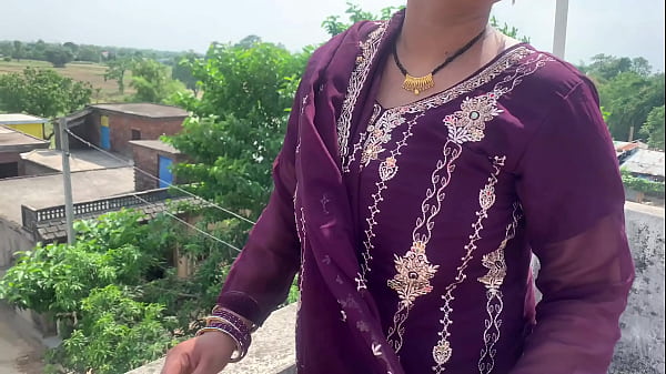 Bhabhi Bhojpuri yang nakal mengoceh mesra dalam bahasa Hindi sambil memberikan kenikmatan total dari tubuhnya yang menggairahkan