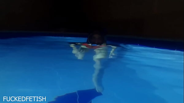 Helen Bintang, pakaian renang seksi, topeng malam, berkendara, kolam renang