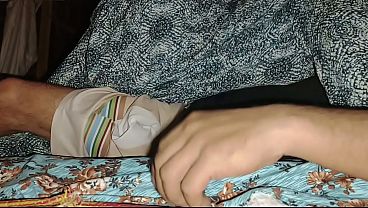 Malam ini, mam tiri bikin gila, jari dua masuk ke selangkangan, air mancur deras.