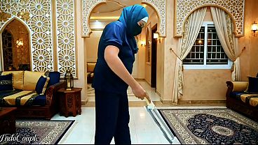 Pembantu rumah tangga berhijab disuruh nyedot kontol majikan sampe tumpah di mulut