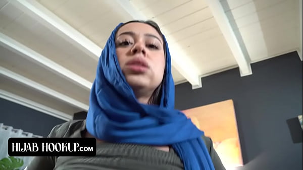 Gadis Arab Nakal Mengisap Kontol Kakak Tiri Demi Menutupi Rahasia dari Orang Tua yang Kejam