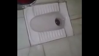 Desi pasangan ngentot di toilet