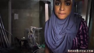 Gadis Arab remaja dan wanita muslim di titik jatuhnya pantat, 23km di luar sana