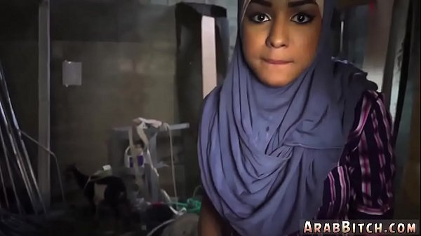 Gadis Arab remaja dan wanita muslim di titik jatuhnya pantat, 23km di luar sana