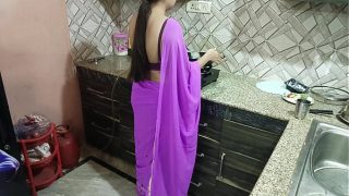 Ibu tiri India Desi kejutkan anak tirinya Vivek di ulang tahun dengan bisikan nakal dalam suara Hindi