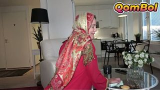 Menggoda adik tiri berhijab usai ia selesai bersih-bersih rumah