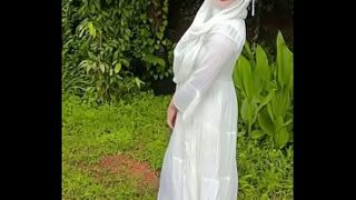 Pamer pantat hijabiku di alam terbuka
