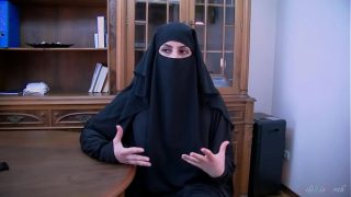 Kesepakatan Abad Ini Ditutup dengan Ciuman Arab Berjilbab yang Menggoda – Lilimissarab