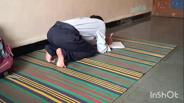 Gadis perawan kampus digituin guru les privat di kamar.