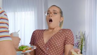 Dia Suka Ditunggangi di Dapur / Adegan Panas dari Brazzers