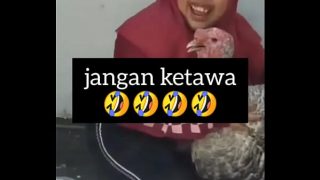 Gadis montok ngekek sambil gelinjangin nafsu bejat