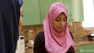 PUTRI TIRI BERHIJAB NAIKIN KONTOL PUTIH GEDE AYAH TIRI – ELLA KNOX