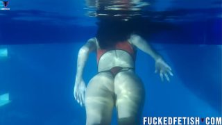 Topeng Selam Helen Bintang di Kolam Renang