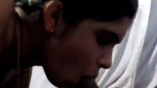 Bhabhi India lagi nikmatin blowjob sambil doggy style, bikin makin basah.