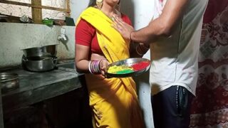 Holi berubah jadi pesta nafsu panas antara Devar dan Bhabhi.