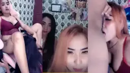 Moza nyuruh bestienya ngejilat memeknya sampe basah.