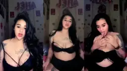 Nouna Toge, cewek seksi bertato siap bikin pascol klepek-klepek.
