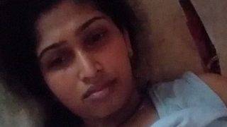 Tamil cewek seksi rekam bugil buat pacar, siap dimainin semua lubangnya.