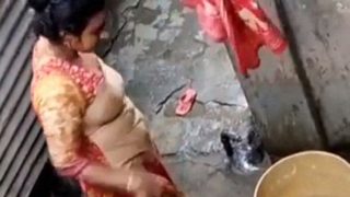 Video bajingan bhabhi Bangladesh lagi mandi, direkam diam-diam, bikin ngaceng parah.