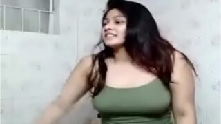 Video mesum cewek montok India pamer tubuh basah kuyup