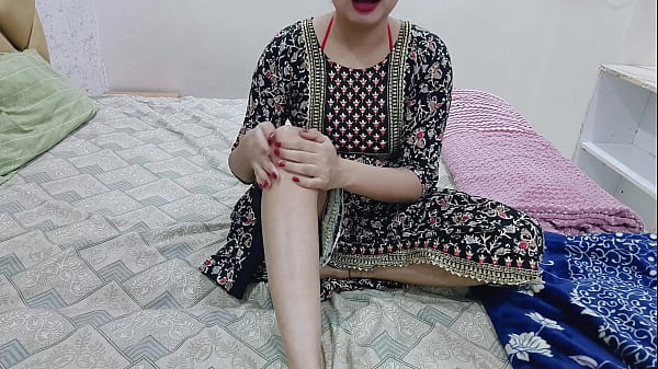 Saat malam, kakak tiriku sendirian di kamar, aku pun masuk dan mulai meraba-raba tubuh serta memijat memekku di depannya.