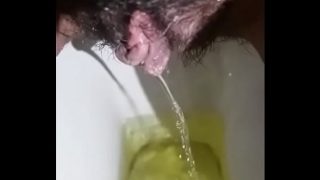 Cewek Indian desi ngocok sambil pipis di kamar mandi