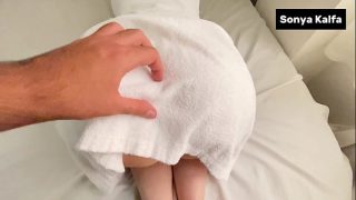 Ibu tiri seksi digebuk habis setelah berenang