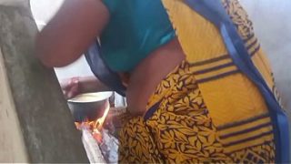 Ibu rumah tangga India yang genit, bikin makin pengen